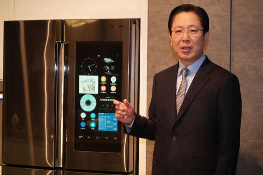 6일(현지시간) 서병삼 삼성전자 생활가전사업부장 부사장이 CES 2016에서 '셰프컬렉션 패밀리 허브' 냉장고를 소개하고 있다.  삼성전자 제공